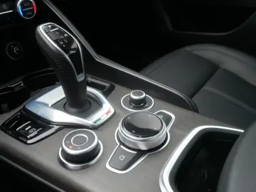 ALFA ROMEO Giulia TI 2.0 TURBO 16V 280 PS AT8 Q4 NAVI