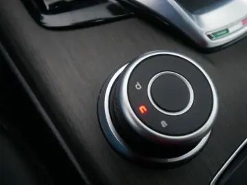 ALFA ROMEO Giulia TI 2.0 TURBO 16V 280 PS AT8 Q4 NAVI