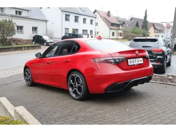 ALFA ROMEO Giulia COMPETIZIONE 2.0 TURBO 16V 280 PS AT8 Q4