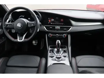 ALFA ROMEO Giulia COMPETIZIONE 2.0 TURBO 16V 280 PS AT8 Q4