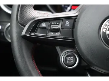 ALFA ROMEO Giulia COMPETIZIONE 2.0 TURBO 16V 280 PS AT8 Q4