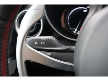 ALFA ROMEO Giulia COMPETIZIONE 2.0 TURBO 16V 280 PS AT8 Q4