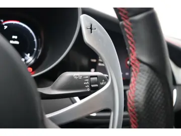 ALFA ROMEO Giulia COMPETIZIONE 2.0 TURBO 16V 280 PS AT8 Q4