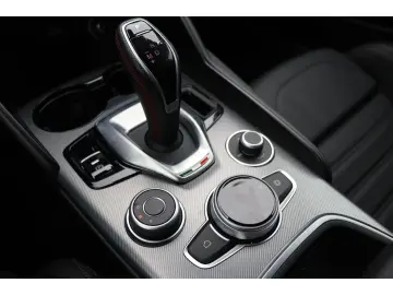 ALFA ROMEO Giulia COMPETIZIONE 2.0 TURBO 16V 280 PS AT8 Q4