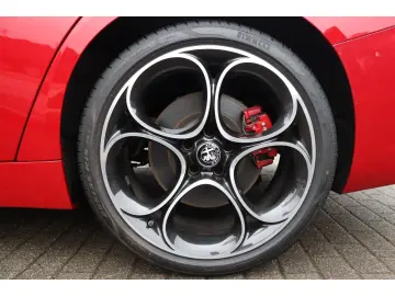 ALFA ROMEO Giulia COMPETIZIONE 2.0 TURBO 16V 280 PS AT8 Q4