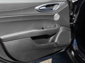 ALFA ROMEO Giulia 2.0 Turbo 16V AT8-Q4 Veloce VOLL!