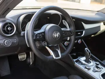 ALFA ROMEO Giulia 2.0 Turbo 16V AT8-Q4 Veloce VOLL!