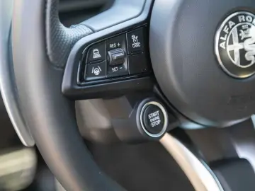 ALFA ROMEO Giulia 2.0 Turbo 16V AT8-Q4 Veloce VOLL!