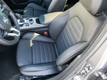 ALFA ROMEO Giulia 2.0 Turbo 16V AT8-Q4 Veloce VOLL!