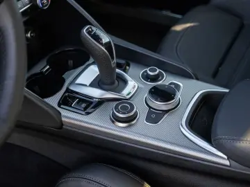 ALFA ROMEO Giulia 2.0 Turbo 16V AT8-Q4 Veloce VOLL!