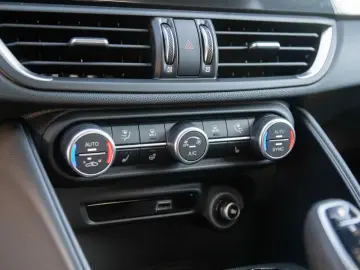 ALFA ROMEO Giulia 2.0 Turbo 16V AT8-Q4 Veloce VOLL!