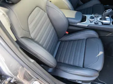 ALFA ROMEO Giulia 2.0 Turbo 16V AT8-Q4 Veloce VOLL!