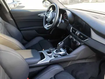 ALFA ROMEO Giulia 2.0 Turbo 16V AT8-Q4 Veloce VOLL!