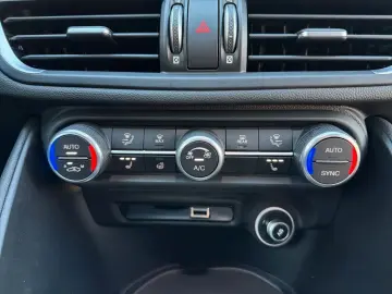 ALFA ROMEO Giulia 2.2 JTDM VELOCE Q4 Kamera LED Sitzheizung