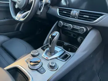 ALFA ROMEO Giulia 2.2 JTDM VELOCE Q4 Kamera LED Sitzheizung