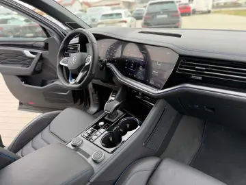 VW Touareg R eHYBRID AHK PANO DYNAUDIO STH