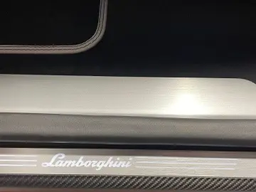 LAMBORGHINI Urus PERFORMANTE