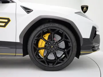 LAMBORGHINI Urus Performante