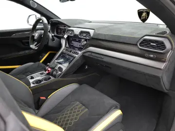 LAMBORGHINI Urus Performante