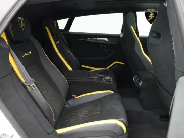 LAMBORGHINI Urus Performante