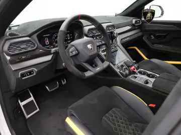 LAMBORGHINI Urus Performante