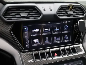 LAMBORGHINI Urus Performante