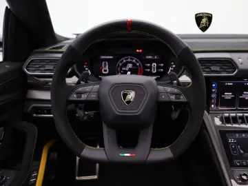 LAMBORGHINI Urus Performante