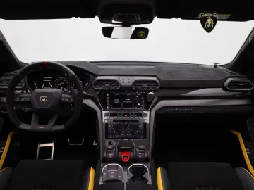 LAMBORGHINI Urus Performante