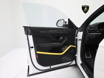 LAMBORGHINI Urus Performante
