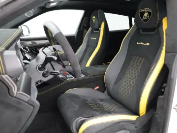 LAMBORGHINI Urus Performante