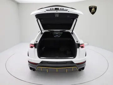 LAMBORGHINI Urus Performante