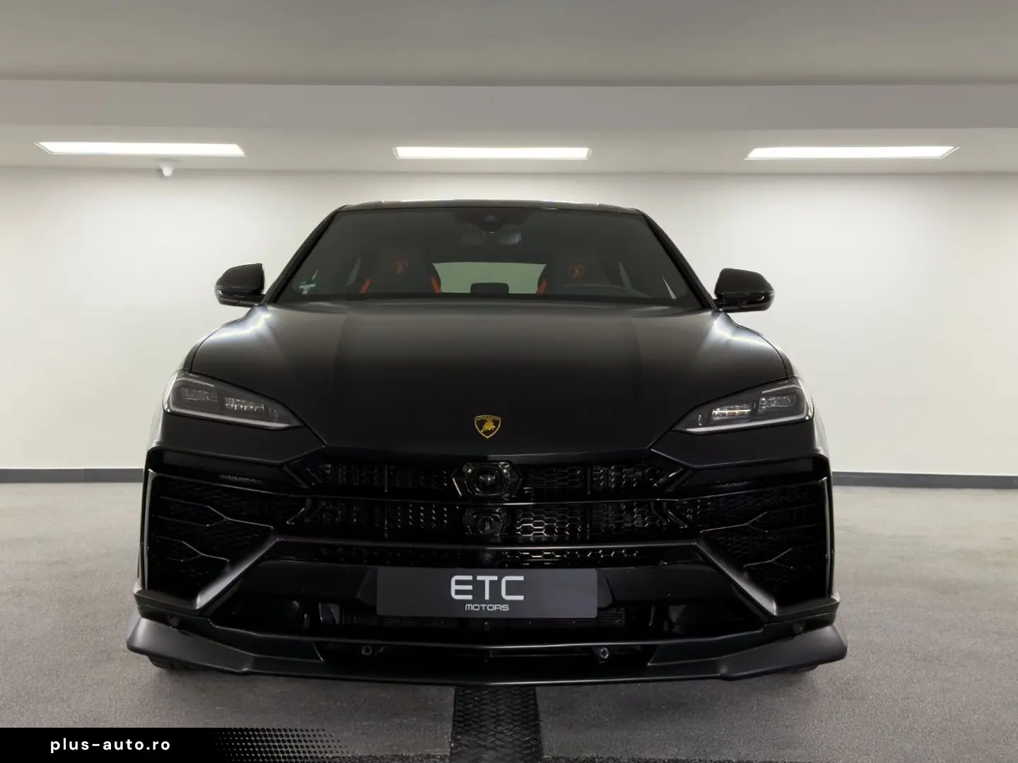 LAMBORGHINI Urus 4.0 V8 SE  NOVITEC AKRAPOVIC