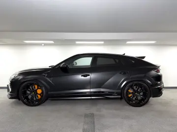 LAMBORGHINI Urus 4.0 V8 SE  NOVITEC AKRAPOVIC