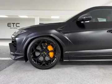 LAMBORGHINI Urus 4.0 V8 SE  NOVITEC AKRAPOVIC