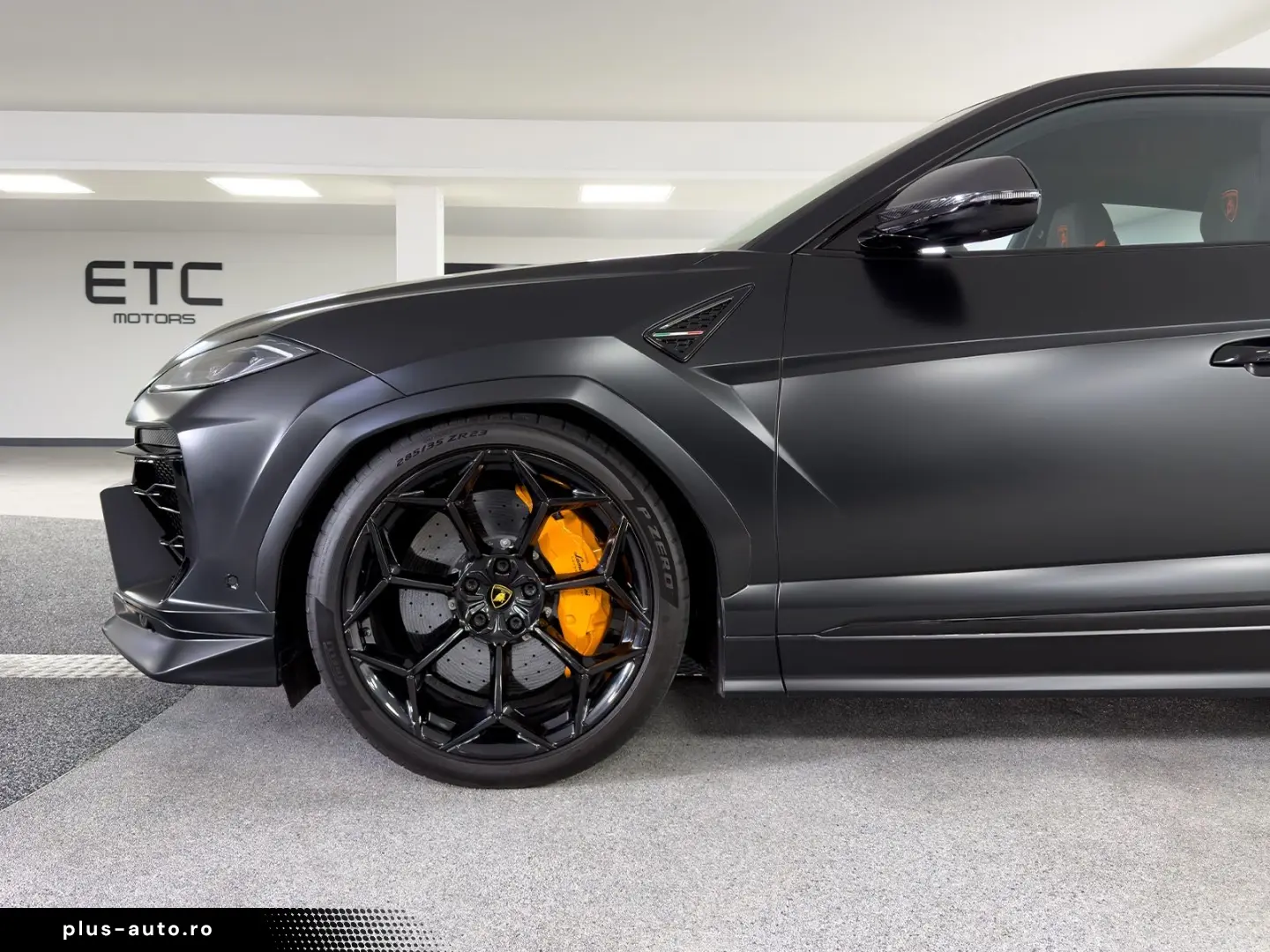 LAMBORGHINI Urus 4.0 V8 SE  NOVITEC AKRAPOVIC