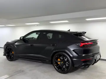 LAMBORGHINI Urus 4.0 V8 SE  NOVITEC AKRAPOVIC