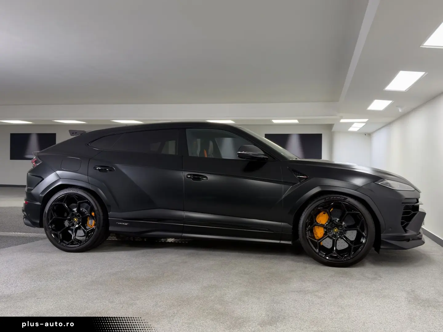 LAMBORGHINI Urus 4.0 V8 SE  NOVITEC AKRAPOVIC