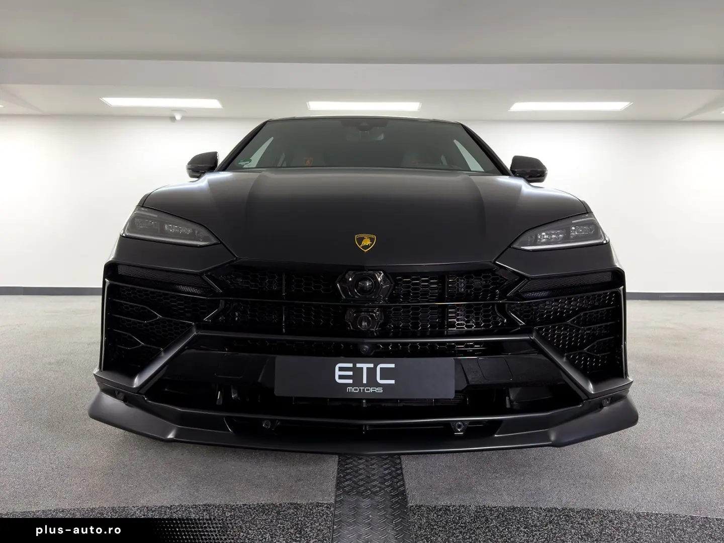 LAMBORGHINI Urus 4.0 V8 SE  NOVITEC AKRAPOVIC