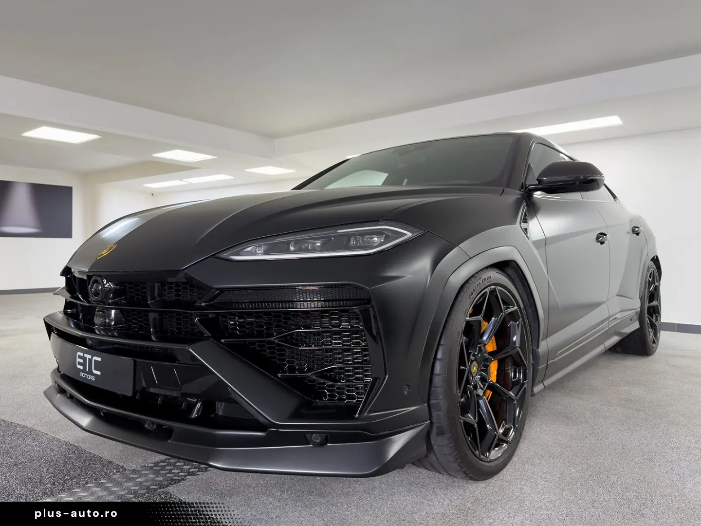 LAMBORGHINI Urus 4.0 V8 SE  NOVITEC AKRAPOVIC