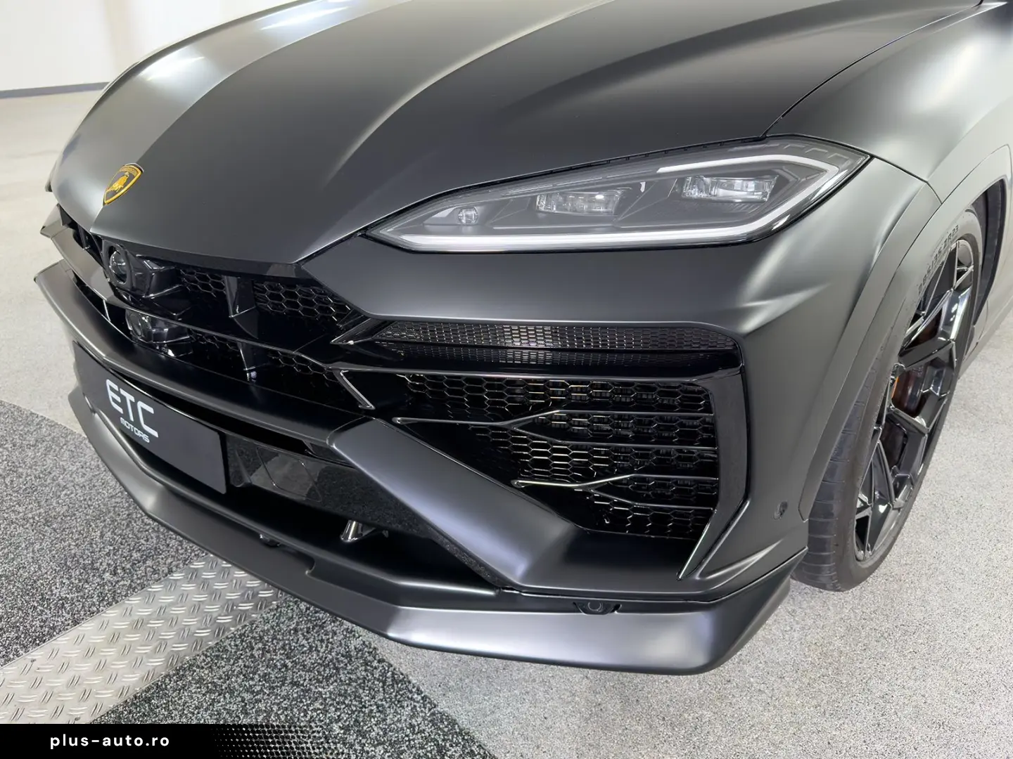 LAMBORGHINI Urus 4.0 V8 SE  NOVITEC AKRAPOVIC