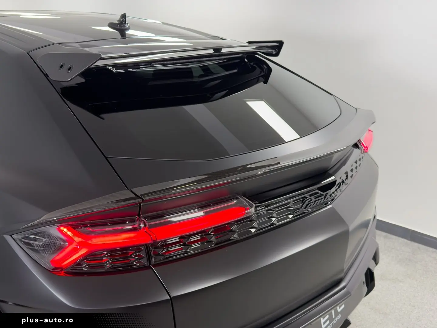 LAMBORGHINI Urus 4.0 V8 SE  NOVITEC AKRAPOVIC