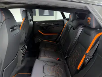 LAMBORGHINI Urus 4.0 V8 SE  NOVITEC AKRAPOVIC