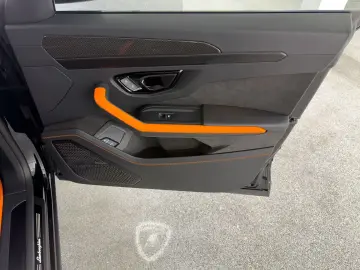 LAMBORGHINI Urus 4.0 V8 SE  NOVITEC AKRAPOVIC