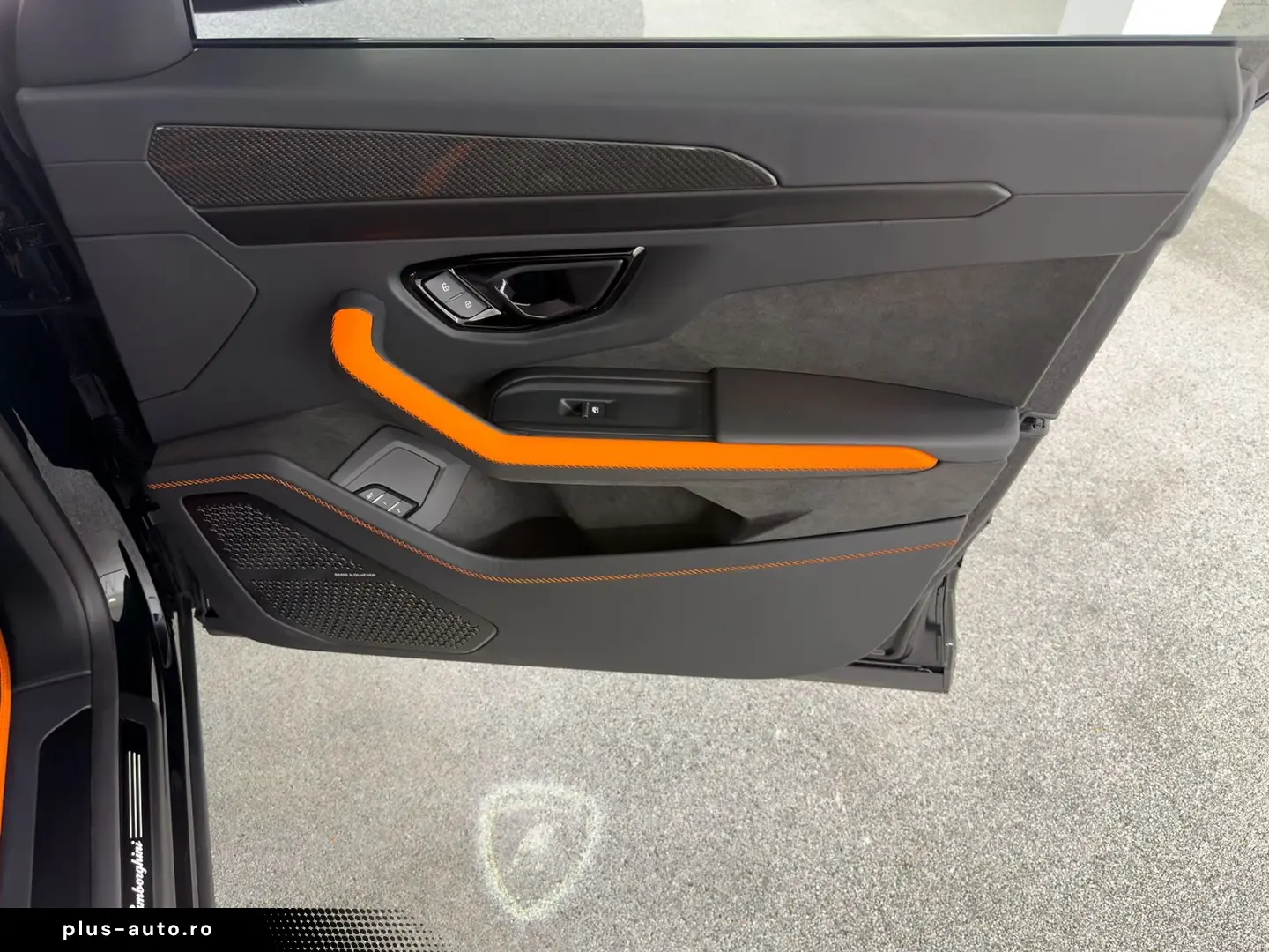 LAMBORGHINI Urus 4.0 V8 SE  NOVITEC AKRAPOVIC