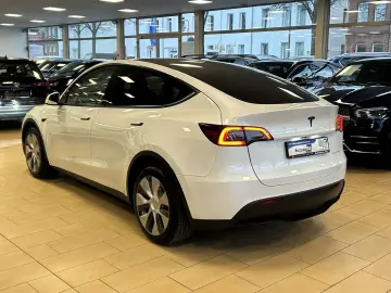 TESLA Model Y LongRangeDual AWD Pano WMP ACC Leder CAM