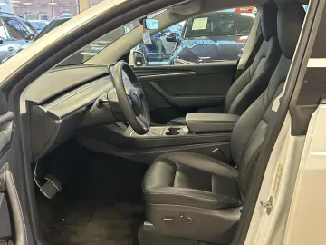 TESLA Model Y LongRangeDual AWD Pano WMP ACC Leder CAM