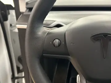 TESLA Model Y LongRangeDual AWD Pano WMP ACC Leder CAM