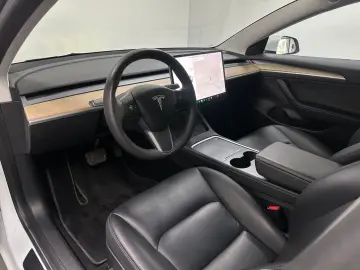 TESLA Model 3 RWD