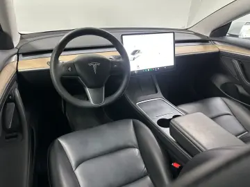 TESLA Model 3 RWD