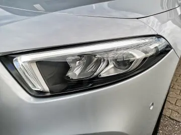 MERCEDES-BENZ A 180 Lim. Automatik NAVI MBUX R-CAM Teilleder